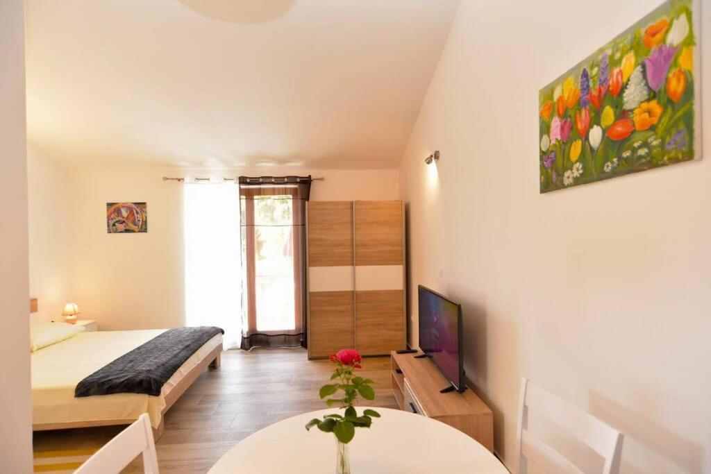 Apartment Vesna For 2, Free Parking And Wi-Fi Pula Exteriör bild