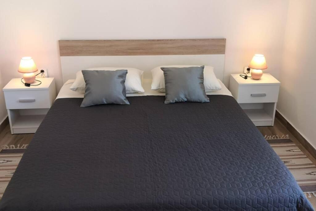 Apartment Vesna For 2, Free Parking And Wi-Fi Pula Exteriör bild