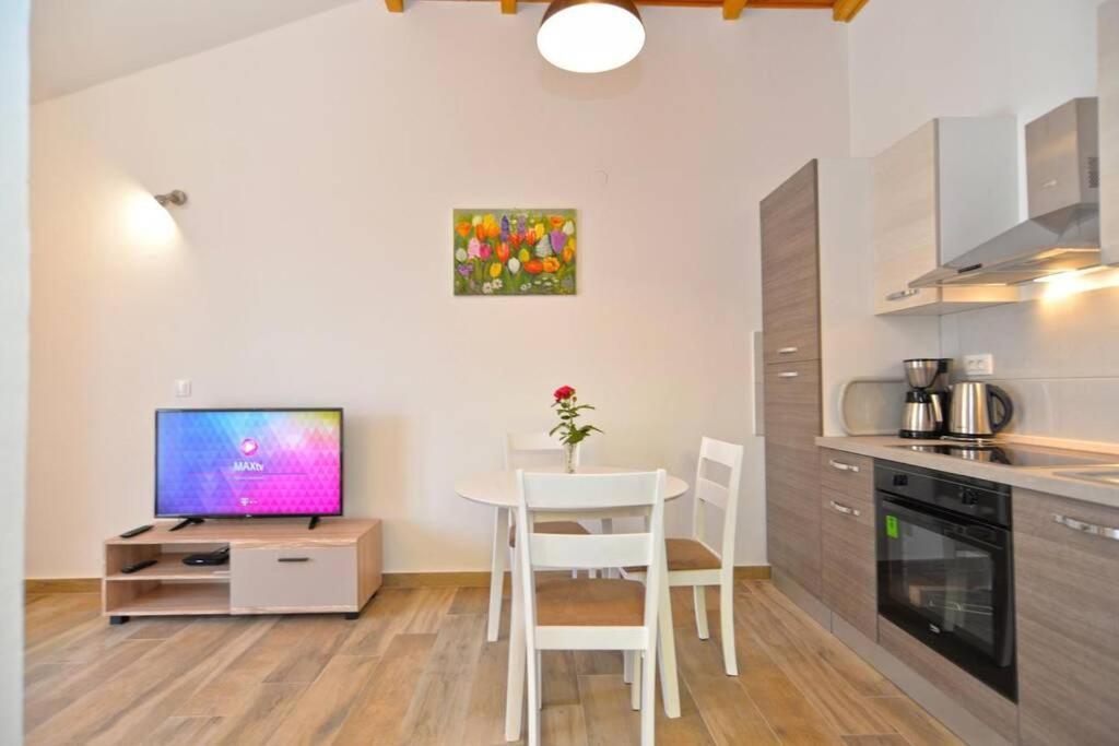 Apartment Vesna For 2, Free Parking And Wi-Fi Pula Exteriör bild