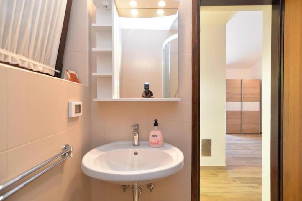 Apartment Vesna For 2, Free Parking And Wi-Fi Pula Exteriör bild