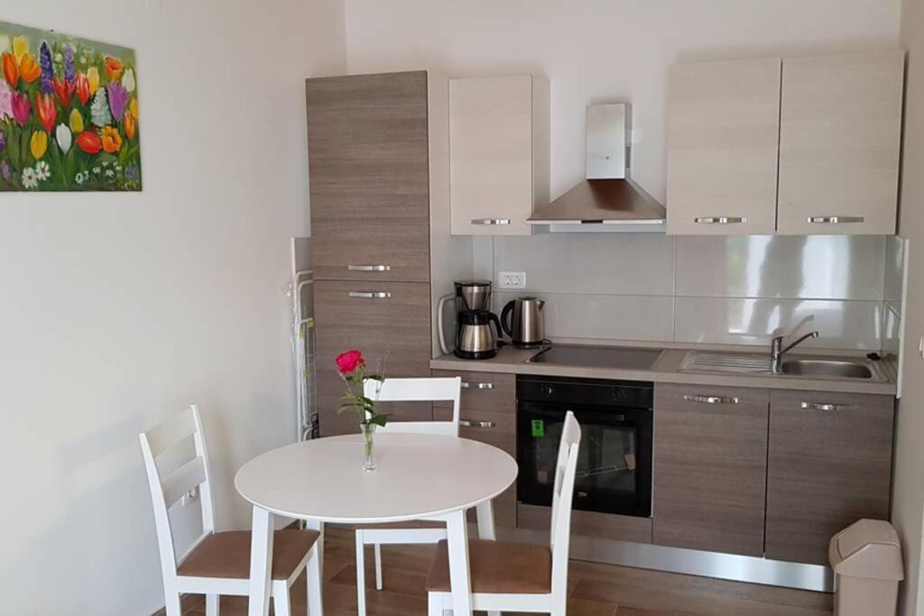 Apartment Vesna For 2, Free Parking And Wi-Fi Pula Exteriör bild