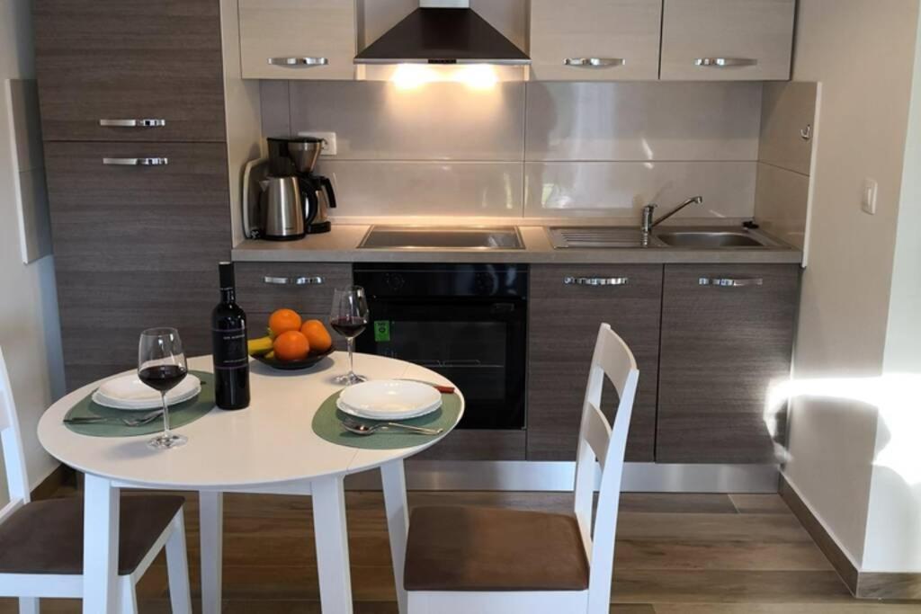 Apartment Vesna For 2, Free Parking And Wi-Fi Pula Exteriör bild